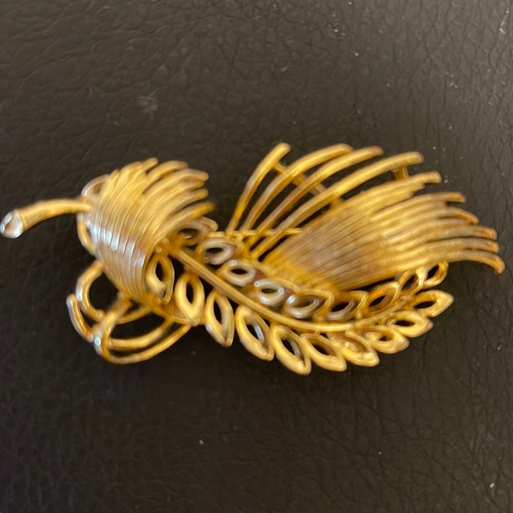 LISNER Vintage brooch.